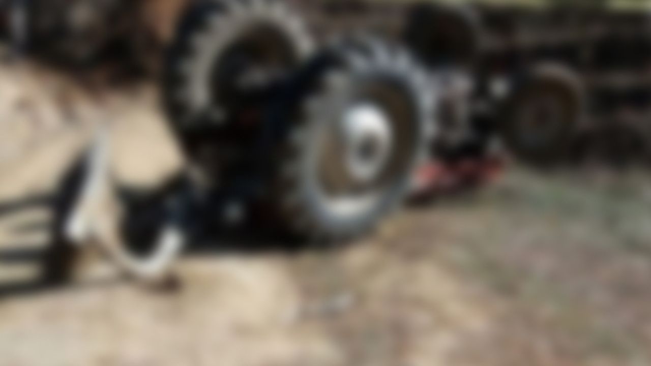 Şanlıurfa'da dere yatağına devrilen traktörün sürücüsü öldü
