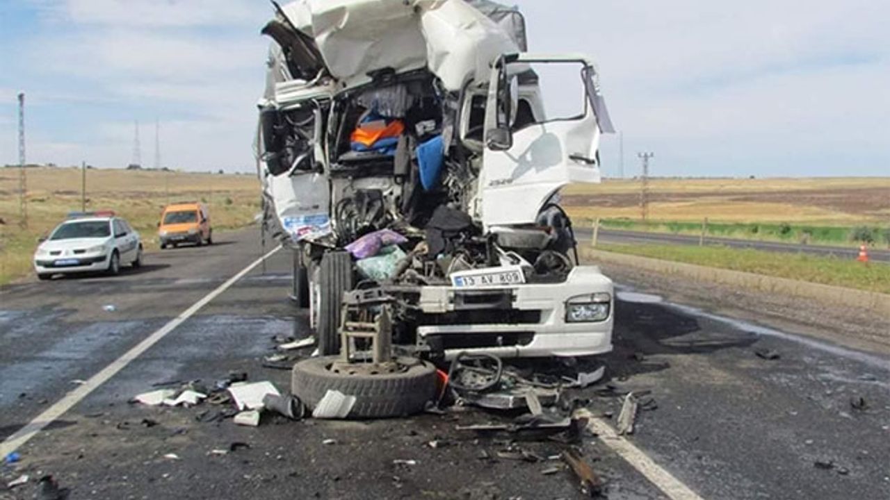 Şanlıurfa'da İki Tırın Çarpıştığı Kazada Sürücüler Yaralandı