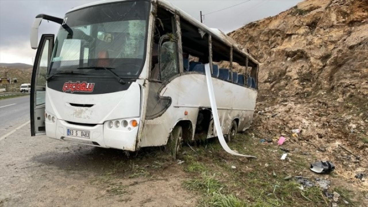 Şanlıurfa'da işçi servisinin devrildi: 20 kişi yaralandı