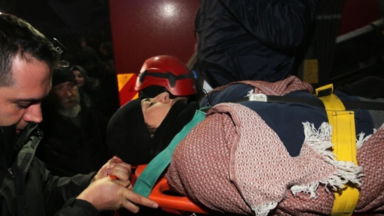 Kahramanmaraş'ta 3 kişilik aile, depremden 73 saat sonra enkazdan kurtarıldı