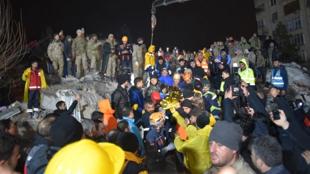 Şanlıurfa'da yıkılan binanın enkazından 18 saat sonra 1 kişi kurtarıldı