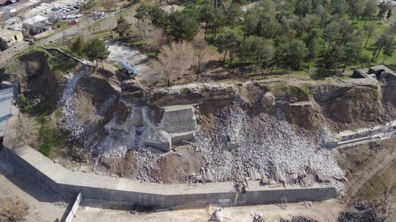 "Asrın felaketi"nde tarihi Siverek Kalesi de hasar gördü