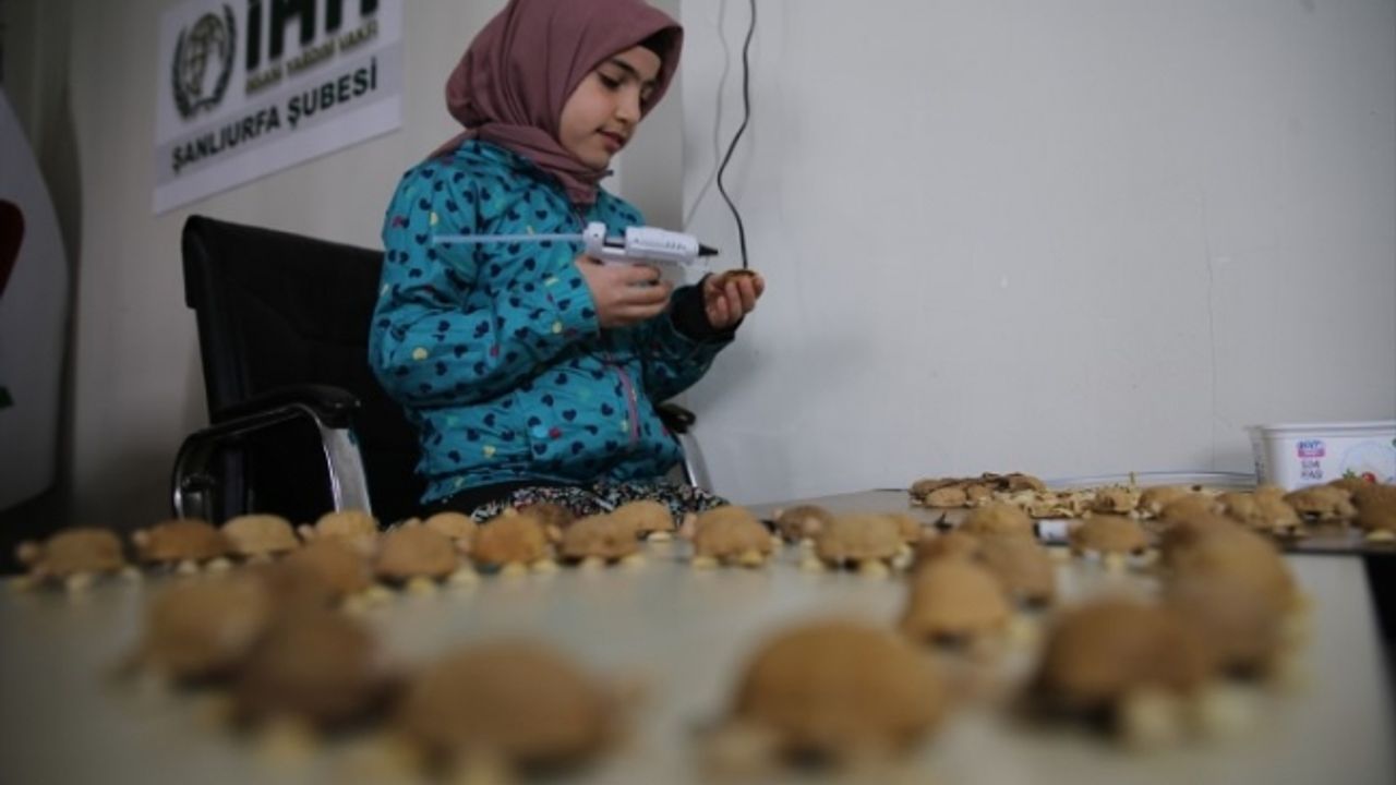 8 yaşındaki Hacer, yetim ve öksüz çocuklar için hediyelik eşyalar yapıyor
