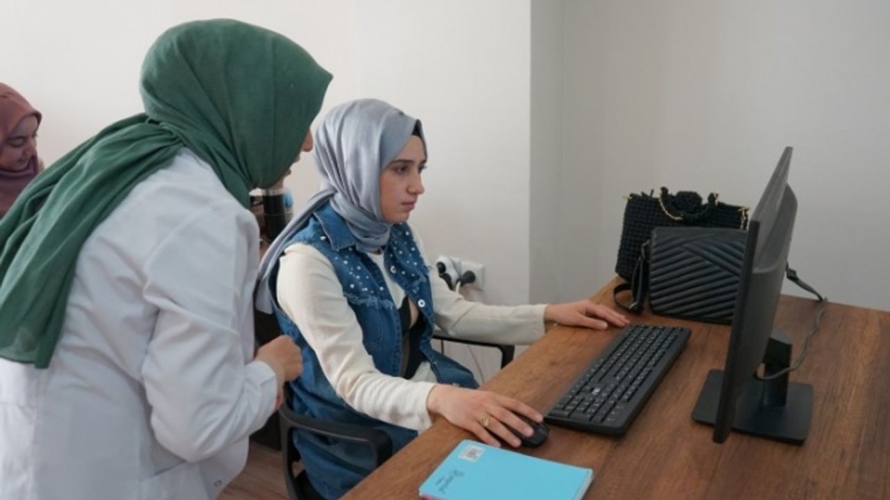 Karaköprü'de Kadınlar Temel Bilgisayar Eğitimi Alıyorlar