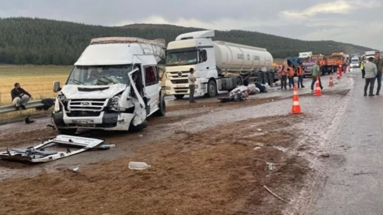 TAG Otoyolu'ndaki zincirleme trafik kazası: 2 ölü, 20 yaralı