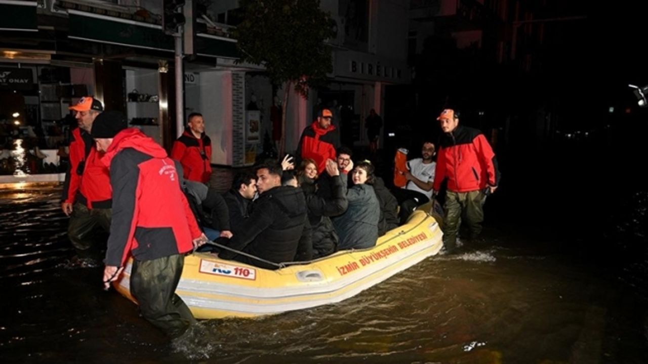 İzmir'de cadde ve sokaklar da sular altında kaldı.