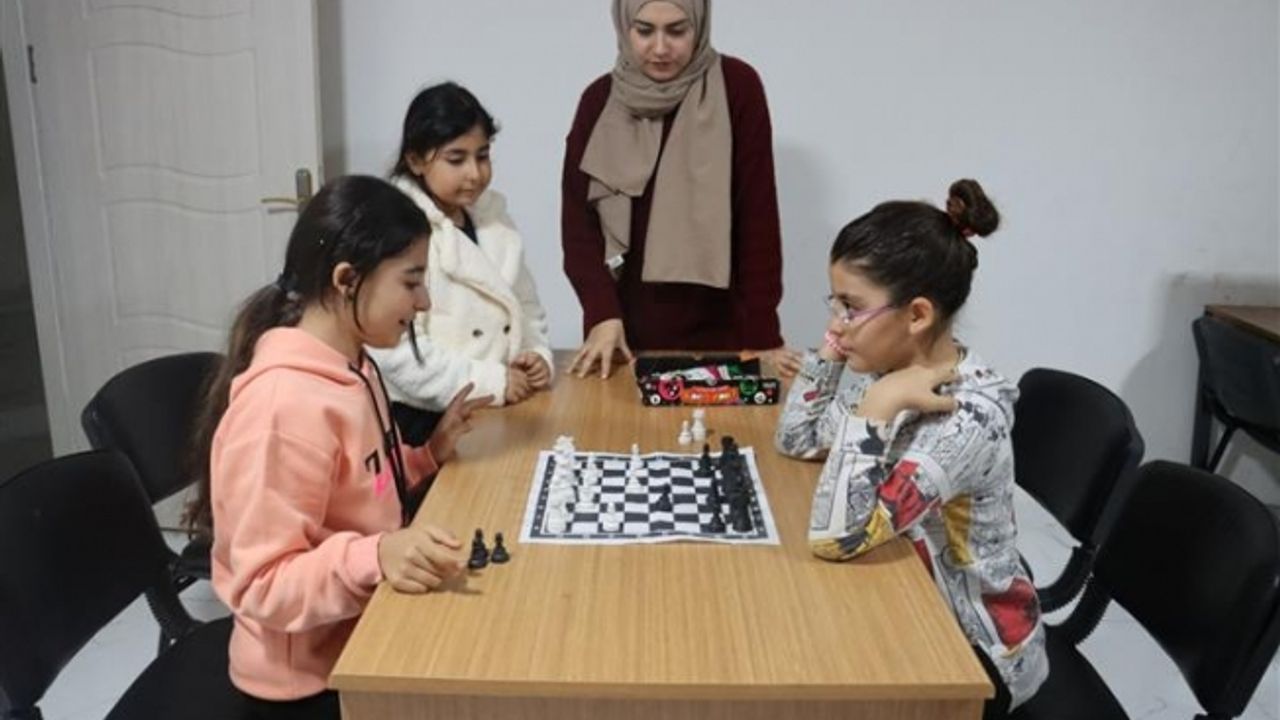 Gençlik Merkezlerinde Gençler Hem Ders Çalışıp Hem Sanat Öğreniyor