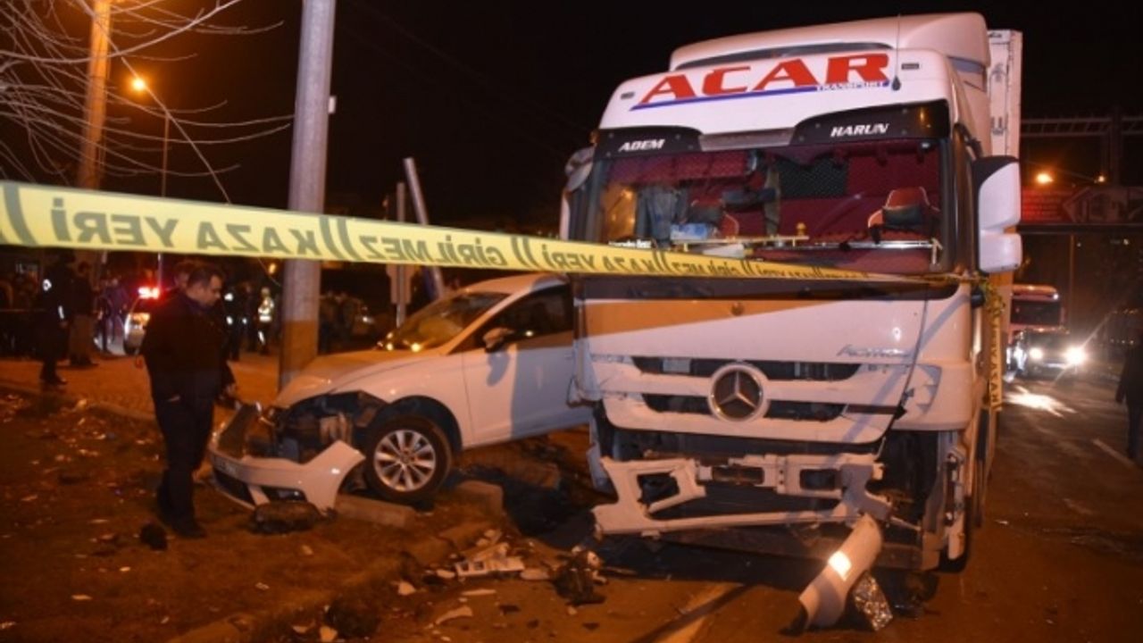 Şanlıurfa'da tır ile otomobil çarpıştı, 1 kişi öldü, 4 kişi yaralandı
