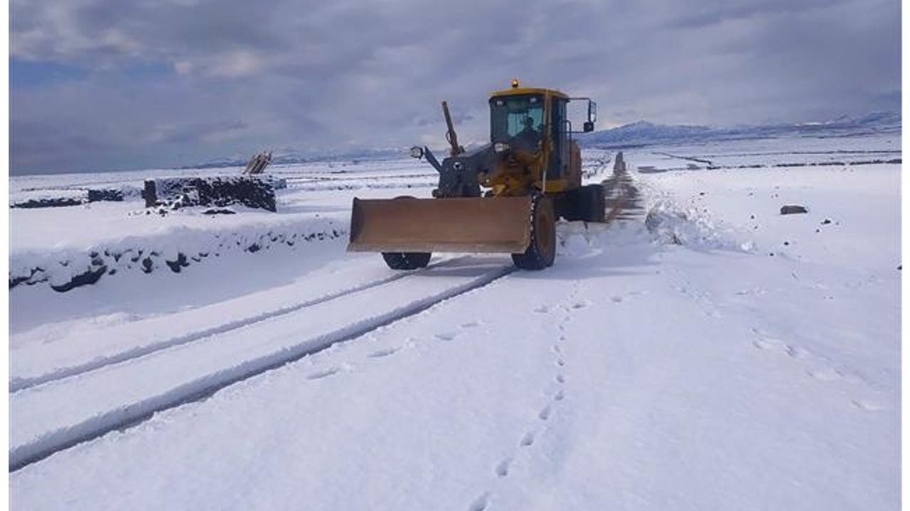 Siverek kırsalında karla mücadele devam ediyor