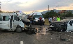 Amasya'da tarım işçilerini taşıyan minibüs ile otomobil çarpıştı