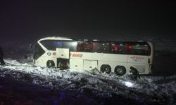 Diyarbakır'da yolcu otobüsü buzlanma nedeniyle şarampole düştü