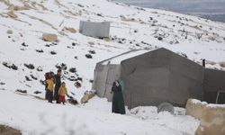 Suriye'de etkili olan kar yağışı kamplardaki sivillere zor anlar yaşatıyor