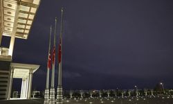 Türkiye'de bayraklar yarıya indirildi