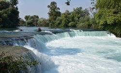 Manavgat Şelalesi'nde serinliyorlar