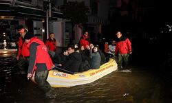 İzmir'de cadde ve sokaklar da sular altında kaldı.