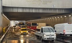 İzmir'de şiddetli sağanak ve fırtına hayatı olumsuz etkiliyor