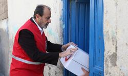 Mesai sonrası Türk Kızılay yeleğini giyip yardım dağıtıyor
