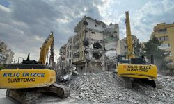 Şanlıurfa'da ağır hasarlı binaların yıkımına devam ediliyor