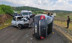 Siverek'te iki otomobilin çarpıştığı kazada sürücüler yaralandı