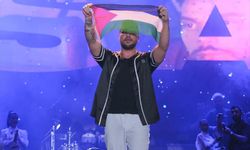 Sinan Akçıl, Şanlıurfa'daki konserde Filistin bayrağı açtı