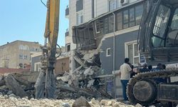 Şanlıurfa'da bina yıkımı sırasında başka bir bina zarar gördü