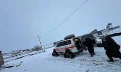 Şanlıurfa’da Karla Kapanan Yolda Hastalara Paletli Ambulans ile Ulaşıldı