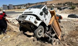Şanlıurfa'da şarampole düşen kamyonun sürücüsü kepçeyle kurtarıldı