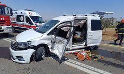 Şanlıurfa'da otomobille hafif ticari araç çarpıştı: 5 kişi yaralandı
