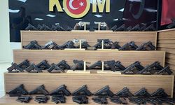 Şanlıurfa'da otomobilin motor kısmında 65 tabanca ele geçirildi