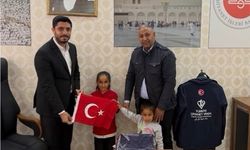 Şanlıurfa'da kız kardeşlerin bayrak sevgisi yürekleri ısıttı