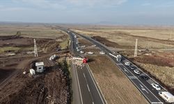Diyarbakır-Şanlıurfa kara yolunda devrilen tır nedeniyle ulaşım kontrollü sağlanıyor
