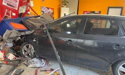 Şanlıurfa’da Otomobil Dönerci Dükkanına Daldı