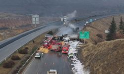 Gaziantep'te çarpışan 3 tırda yangın çıktı