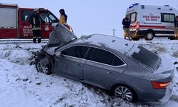 Şanlıurfa'da kar küreme aracına çarpan otomobildeki 3 kişi yaralandı