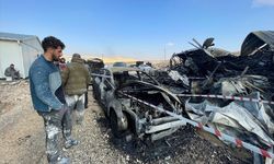 Şanlıurfa'da inşaat şantiyesinde çıkan yangında 4 araçta hasar oluştu