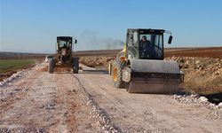 Şanlıurfa’da Üç İlçeyi Bağlayan Grup Yolunda Beton Yol Çalışması