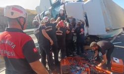 Şanlıurfa-Diyarbakır Yolunda Tır Devrildi: Sürücü Araçta Sıkıştı