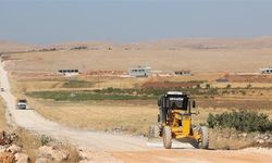 Şanlıurfa’da 4 ilçeyi birbirine bağlayna yol sıcak asfaltla yenileniyor
