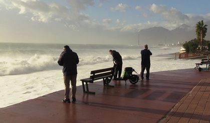 Antalya'da dev dalgaları tekne batırdı
