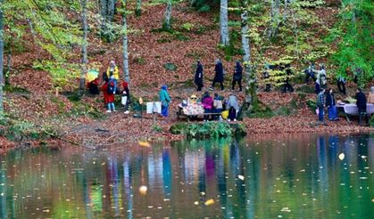 Yedigöller, sonbahar renkleri eşliğinde ziyaretçilerini ağırlıyor