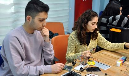 Şanlıurfa'da öğrenciler, DENEYAP Teknoloji Atölyesi ile teknoloji öğreniyor