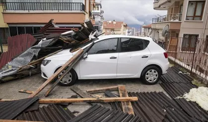 Ankara'da çatılar uçtu, ağaçlar devrildi