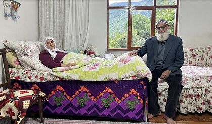 Felç kalan eşine 43 yıldır özenle bakıyor