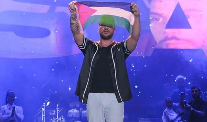 Sinan Akçıl, Şanlıurfa'daki konserde Filistin bayrağı açtı