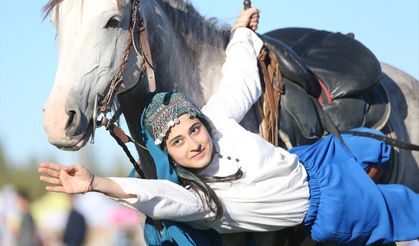 Şanlıurfa'da Akrobat baba-kız, atlı savaş sanatını yaşatıyor