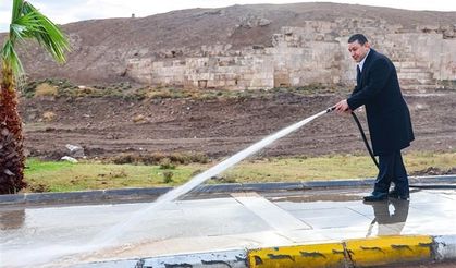 Başkan Özyavuz, Harran'ın sokaklarını yıkadı