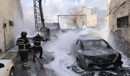 Şanlıurfa’da Elektrik Panosu Yangını: 5 Araç Hasar Gördü