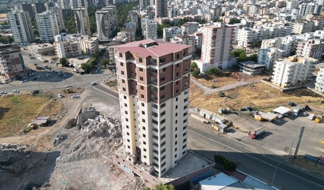 Şanlıurfa'da Ağır Hasarlı Binaların Yıkımı Sürüyor