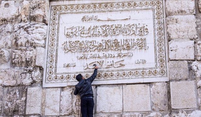 Hafız Esed'in, ismi çekiçle kazındı