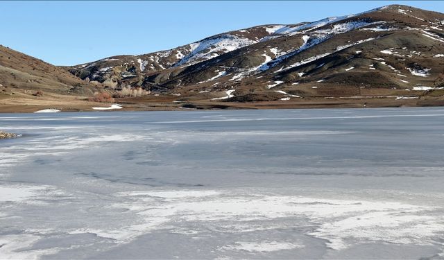 Sivas'ta Yıldız Göleti'nin yüzeyi buz tuttu